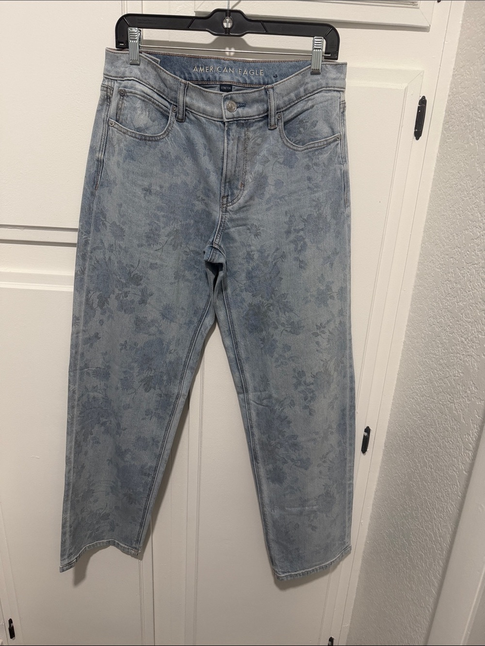 American Eagle Outfitters Light Blue Floral Straight Leg Jeans 6Long NWOT